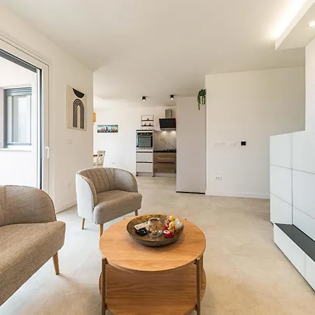 Apartment Amazing In Kastel Novi With Wifi *